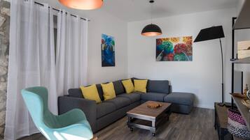 Casa (Three Bedroom House with Jacuzzi and ) | Sala de estar | TV