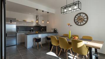 Casa (Three Bedroom House with Jacuzzi and ) | Opções para refeição no quarto