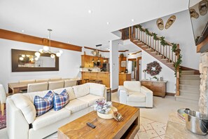 Smart TV, fireplace - Le Plateau Ski In/Out w/ 3bdrs w/ Pool Access (Mont-Tremblant)