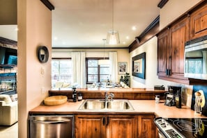 Køleskab, mikrobølgeovn, ovn, kogeplade