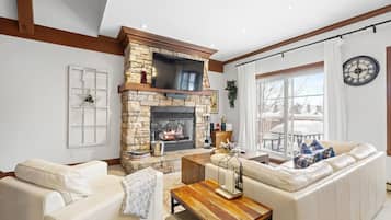 Smart TV, fireplace