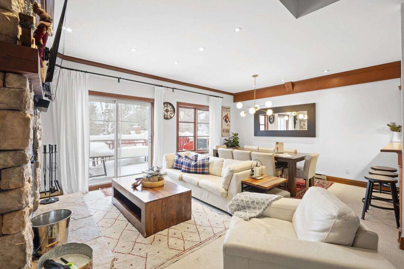 Smart TV, fireplace