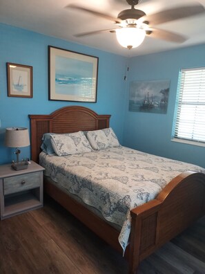 3 habitaciones, escritorio y tabla de planchar con plancha 