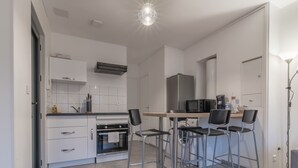Coffee/tea maker, fridge, microwave, oven