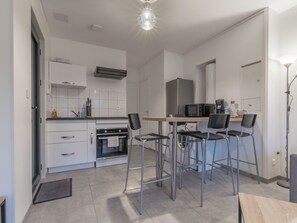 Réfrigérateur, four à micro-ondes, un four, cafetière-théière