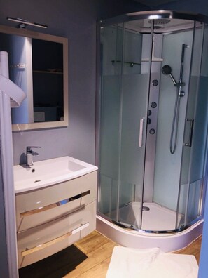 Shower, hair dryer, towels - BEAUTIFUL APARTMENT WITH MAGNIFICENT SEA AND MOUNTAIN VIEWS (Viggianello)