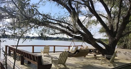 Lakefront, Sunsets, Sandy Beach, Private One Acre, Swim, Fish, Relax!