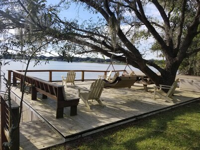 Lakefront, Sunsets, Sandy Beach, Private One Acre, Swim, Fish, Relax! 