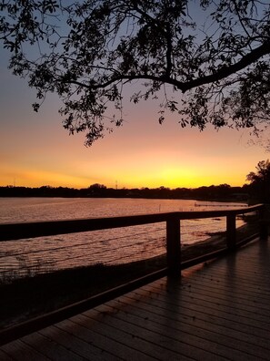 على الشاطئ، كراسي للتشمس، مناشف للشاطئ