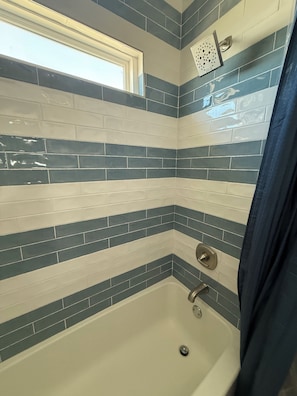Ensemble douche/baignoire, sèche-cheveux, serviettes fournies, savon