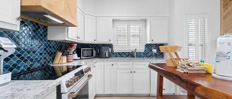 Frigorifero, microonde, forno, piano cottura