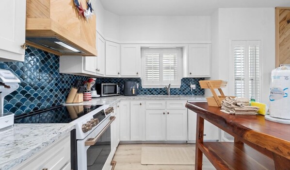 Réfrigérateur, four à micro-ondes, un four, surface de cuisson