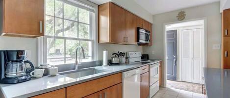 Een koelkast, een microgolfoven, een oven, een kookplaat