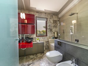 Badewanne, Haartrockner, Handtücher
