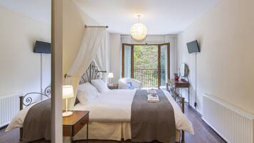 4 chambres, coffres-forts dans les chambres, fer et planche Ă repasser
