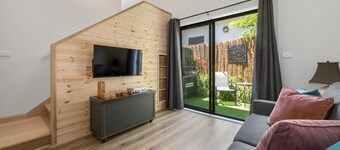 A luxurious apartment right near the seaside!