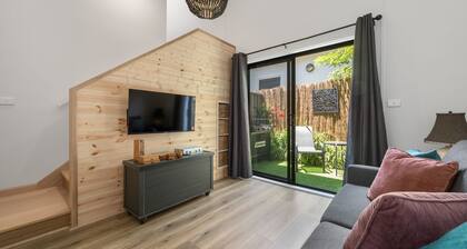 A luxurious apartment right near the seaside!