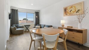 Dining - A luxurious apartment right near the seaside! (Mornington)