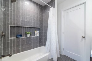 Een douche, een haardroger, handdoeken, zeep