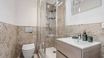 Shower, hair dryer, towels, shampoo