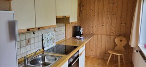 Kühlschrank, Ofen, Herdplatte, Wasserkocher mit Kaffee-/Teezubehör