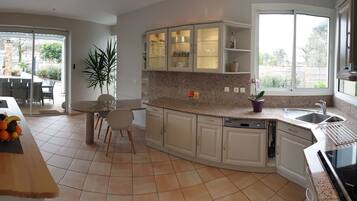 Een koelkast, een magnetron, een oven, een kookplaat