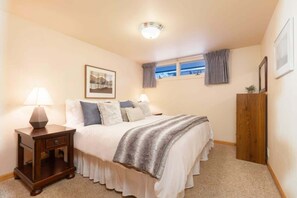 2 bedrooms, in-room safe, iron/ironing board, travel cot - Comfort & Location - 2 BR, 2BA - Walk to Gondola! (Aspen)