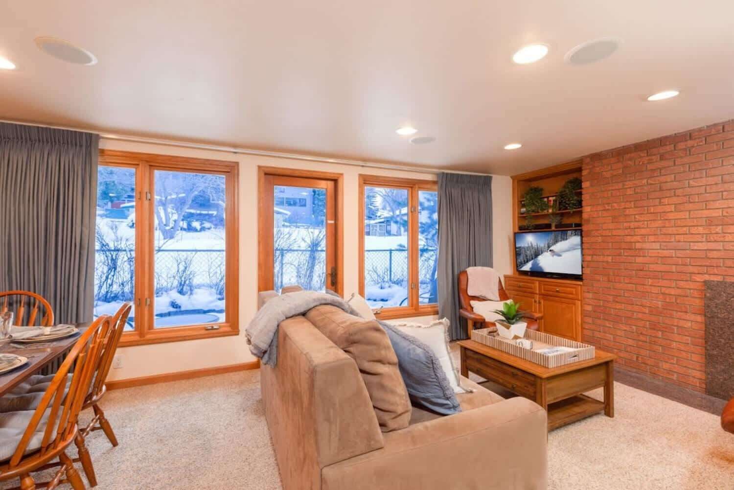 Smart TV, fireplace, books, stereo