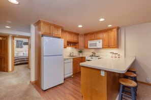 ثلاجة، ميكروويف، فرن، موقد طهي مسطح