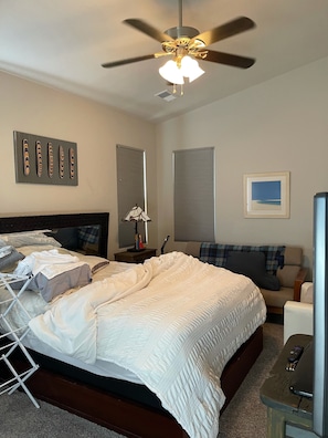 2 bedrooms, desk, free WiFi, bed sheets - Sparkling New Green Home - Martineztown (Albuquerque)