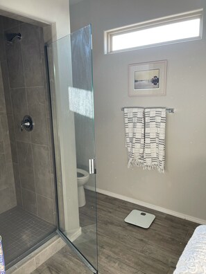Badewanne, Haartrockner, Handtücher, Seife