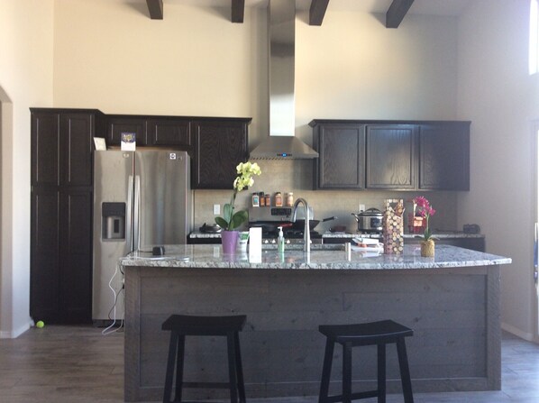 Fridge, microwave, oven, stovetop - Sparkling New Green Home - Martineztown (Albuquerque)