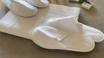 Doccia, asciugacapelli, asciugamani, sapone