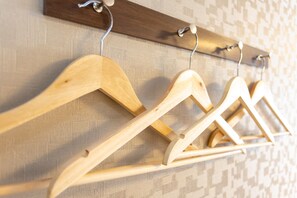 Perchas de madera en un perchero de pared.