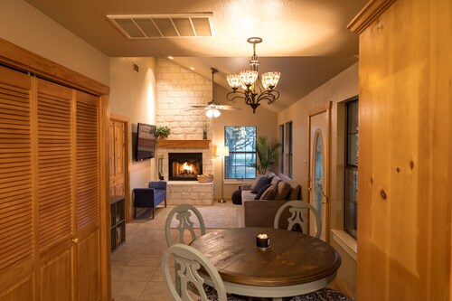 Guest house nestled amongst 100 year old oaks with fun farm animals!