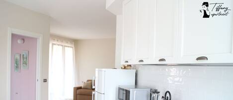 Réfrigérateur, micro-ondes, plaque de cuisson, cafetière/bouilloire