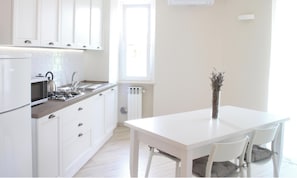 Kühlschrank, Mikrowelle, Herdplatte, Wasserkocher mit Kaffee-/Teezubehör