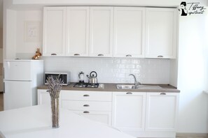 Fridge, microwave, stovetop, coffee/tea maker - Tiffany apartment Sirmione | Spa & Garda Lake (Sirmione)