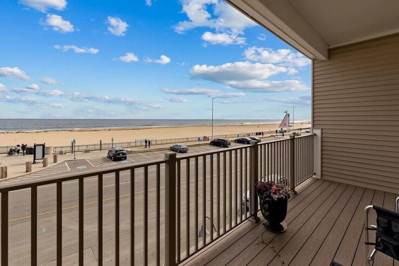 Ein Balkon mit Blick auf Strand und Parkplatz.