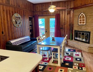 Smart TV, books - Haven on the Hill (Pawhuska)