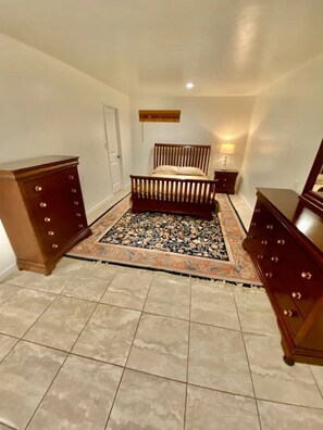 1 bedroom, desk, WiFi