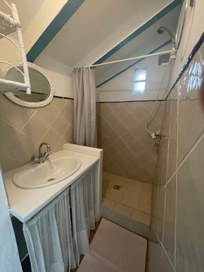 Douche, séchoir à cheveux, papier de toilette