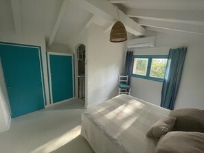 4 chambres, fer et planche à repasser, lit de bébé portatif