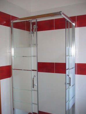 Dutxa, assecador de cabells, bidet i tovalloles 