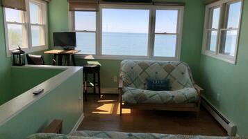 Smart-tv, eldstad, dvd-spelare och bordsfotboll