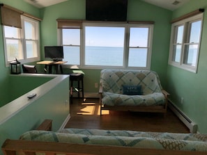 Smart-tv, een open haard, een dvd-speler en tafelvoetbal