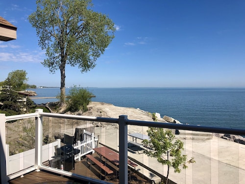 Waterfront Lighthouse + Cedar Point + Fishing + Firepit + Park Playground Pier