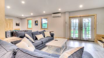 Smart TV, chimenea, futbolito y libros
