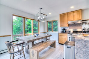 Fridge, microwave, oven, stovetop - Hot Tub - Fire Place - Sauna - Gym - 4 min to Bromley on a Private Lake (Peru)