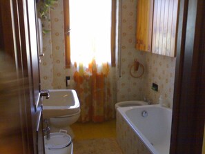 Ensemble baignoire-douche, séchoir à cheveux, bidet
